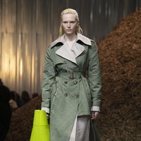 Inilah koleksi Alexander McQueen Fall/ Winter 2022 yang ditampilkan dalam fashion show di Brooklyn, New York. Koleksi busana karya Sarah Burton ini terinspirasi dari jamur Miselium. Foto; dok. Alexander Mcqueen.