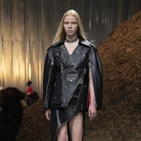 Inilah koleksi Alexander McQueen Fall/ Winter 2022 yang ditampilkan dalam fashion show di Brooklyn, New York. Koleksi busana karya Sarah Burton ini terinspirasi dari jamur Miselium. Foto; dok. Alexander Mcqueen.