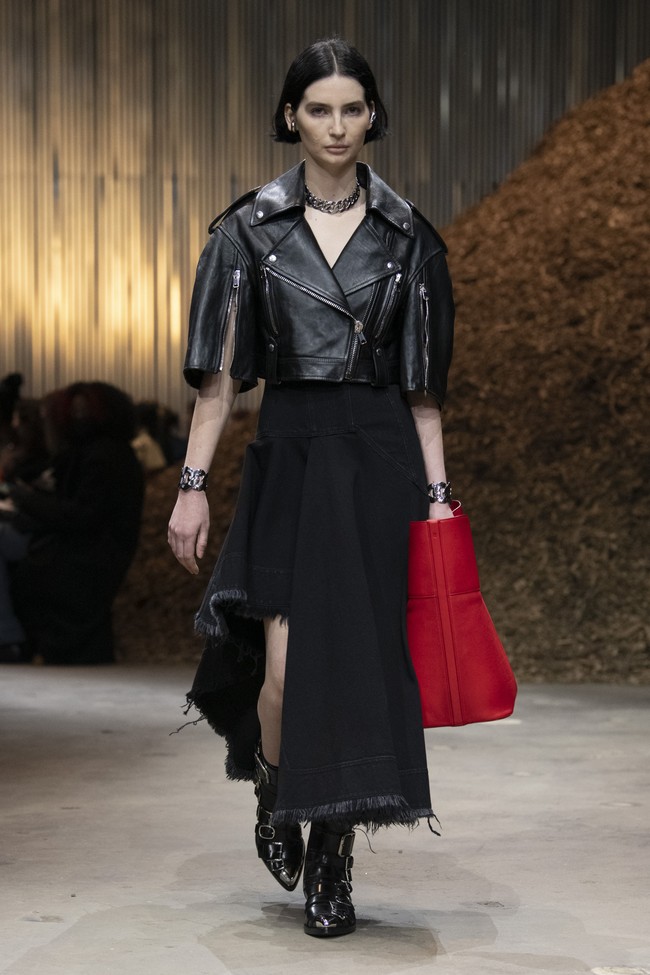 Inilah koleksi Alexander McQueen Fall/ Winter 2022 yang ditampilkan dalam fashion show di Brooklyn, New York. Koleksi busana karya Sarah Burton ini terinspirasi dari jamur Miselium. Foto; dok. Alexander Mcqueen.