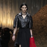 Inilah koleksi Alexander McQueen Fall/ Winter 2022 yang ditampilkan dalam fashion show di Brooklyn, New York. Koleksi busana karya Sarah Burton ini terinspirasi dari jamur Miselium. Foto; dok. Alexander Mcqueen.