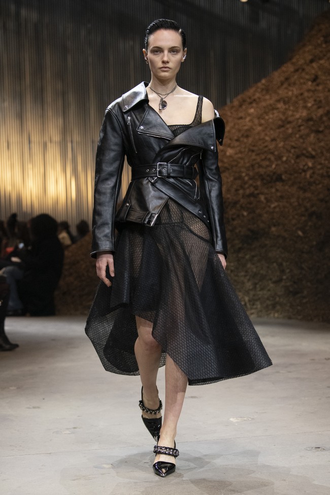 Inilah koleksi Alexander McQueen Fall/ Winter 2022 yang ditampilkan dalam fashion show di Brooklyn, New York. Koleksi busana karya Sarah Burton ini terinspirasi dari jamur Miselium. Foto; dok. Alexander Mcqueen.