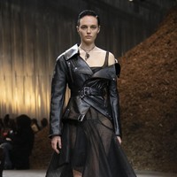 Inilah koleksi Alexander McQueen Fall/ Winter 2022 yang ditampilkan dalam fashion show di Brooklyn, New York. Koleksi busana karya Sarah Burton ini terinspirasi dari jamur Miselium. Foto; dok. Alexander Mcqueen.