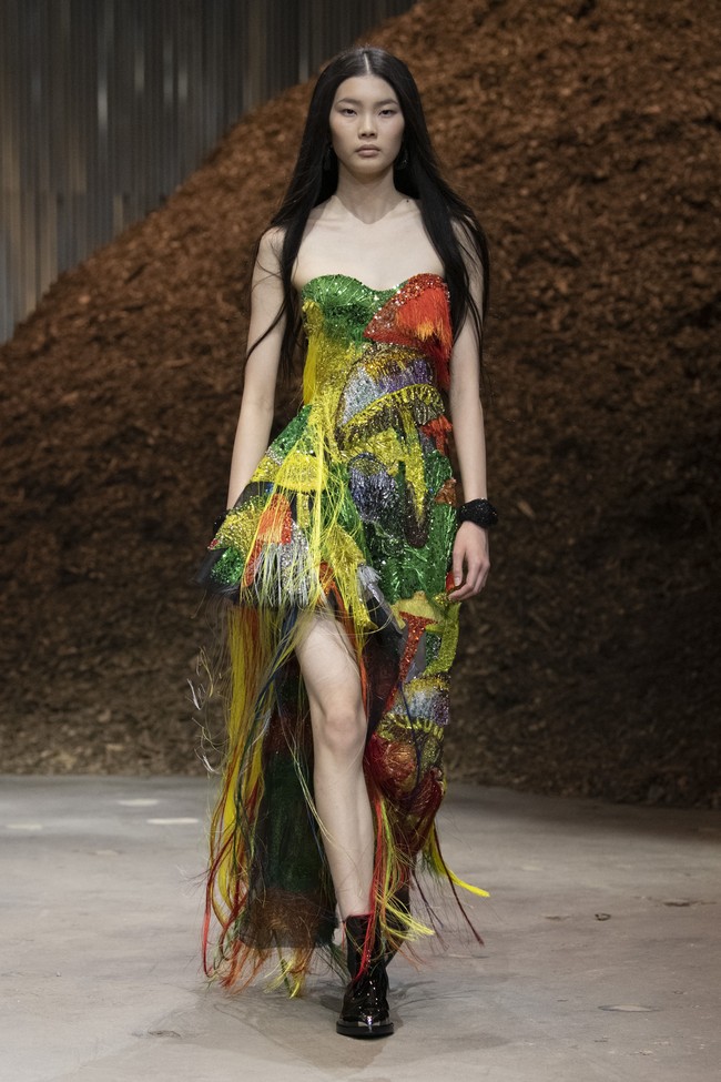 Inilah koleksi Alexander McQueen Fall/ Winter 2022 yang ditampilkan dalam fashion show di Brooklyn, New York. Koleksi busana karya Sarah Burton ini terinspirasi dari jamur Miselium. Foto; dok. Alexander Mcqueen.
