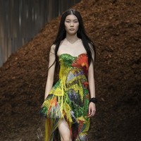 Inilah koleksi Alexander McQueen Fall/ Winter 2022 yang ditampilkan dalam fashion show di Brooklyn, New York. Koleksi busana karya Sarah Burton ini terinspirasi dari jamur Miselium. Foto; dok. Alexander Mcqueen.