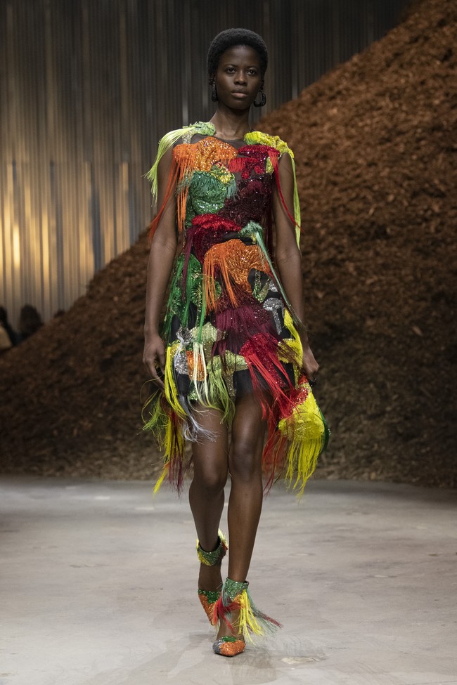 Inilah koleksi Alexander McQueen Fall/ Winter 2022 yang ditampilkan dalam fashion show di Brooklyn, New York. Koleksi busana karya Sarah Burton ini terinspirasi dari jamur Miselium. Foto; dok. Alexander Mcqueen.