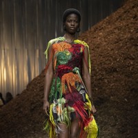 Inilah koleksi Alexander McQueen Fall/ Winter 2022 yang ditampilkan dalam fashion show di Brooklyn, New York. Koleksi busana karya Sarah Burton ini terinspirasi dari jamur Miselium. Foto; dok. Alexander Mcqueen.
