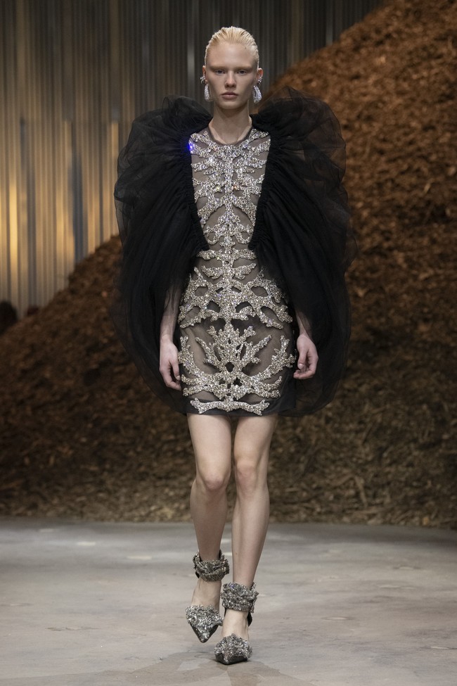 Inilah koleksi Alexander McQueen Fall/ Winter 2022 yang ditampilkan dalam fashion show di Brooklyn, New York. Koleksi busana karya Sarah Burton ini terinspirasi dari jamur Miselium. Foto; dok. Alexander Mcqueen.