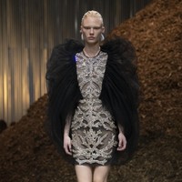 Inilah koleksi Alexander McQueen Fall/ Winter 2022 yang ditampilkan dalam fashion show di Brooklyn, New York. Koleksi busana karya Sarah Burton ini terinspirasi dari jamur Miselium. Foto; dok. Alexander Mcqueen.