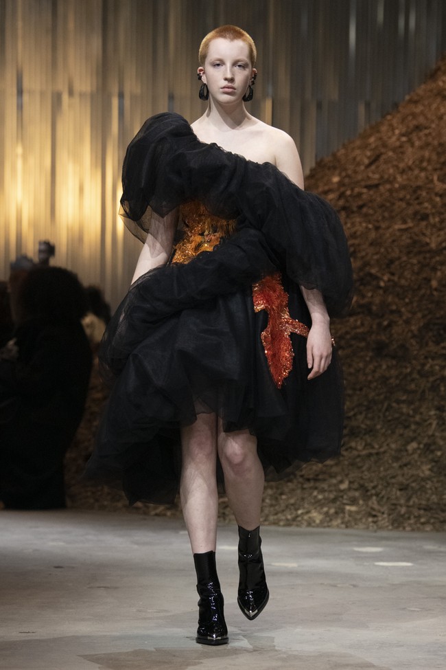 Inilah koleksi Alexander McQueen Fall/ Winter 2022 yang ditampilkan dalam fashion show di Brooklyn, New York. Koleksi busana karya Sarah Burton ini terinspirasi dari jamur Miselium. Foto; dok. Alexander Mcqueen.