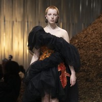 Inilah koleksi Alexander McQueen Fall/ Winter 2022 yang ditampilkan dalam fashion show di Brooklyn, New York. Koleksi busana karya Sarah Burton ini terinspirasi dari jamur Miselium. Foto; dok. Alexander Mcqueen.