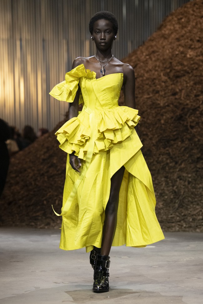 Inilah koleksi Alexander McQueen Fall/ Winter 2022 yang ditampilkan dalam fashion show di Brooklyn, New York. Koleksi busana karya Sarah Burton ini terinspirasi dari jamur Miselium. Foto; dok. Alexander Mcqueen.