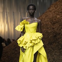 Inilah koleksi Alexander McQueen Fall/ Winter 2022 yang ditampilkan dalam fashion show di Brooklyn, New York. Koleksi busana karya Sarah Burton ini terinspirasi dari jamur Miselium. Foto; dok. Alexander Mcqueen.