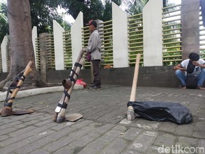 Kuli Sindang, Buruh Cabutan yang Cari Rejeki di Trotoar Jalanan