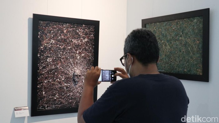 Kumau Diriku: Gerak Garis Lena Guslina sebuah pameran tunggal yang menampilkan karya-karya seni rupa goresan tangan Lena Guslina digelar di Galeri Pusat Kebudayaan, Kota Bandung.