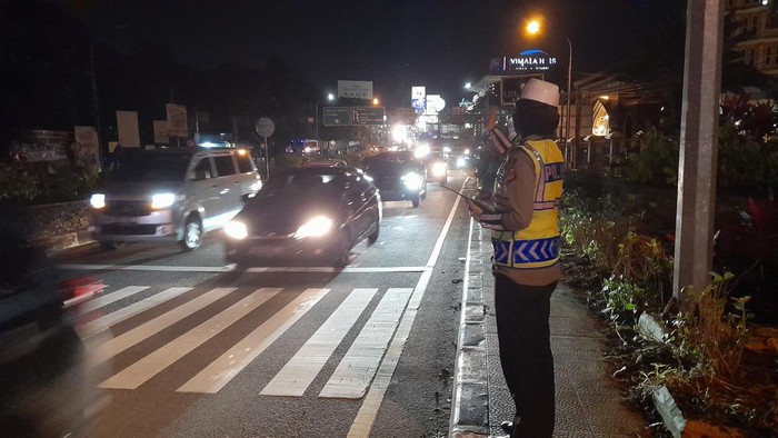 Lebih dari 33.500 kendaraan melaju ke arah Jakarta melalui tol jagorawi.
