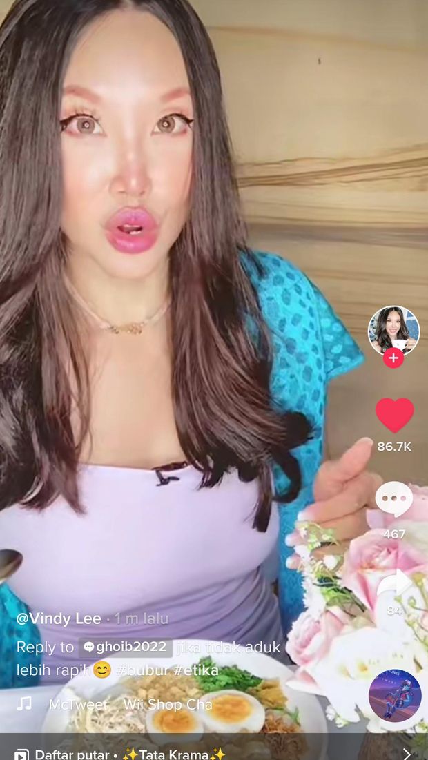 Makan Bubur Ayam yang Elegan