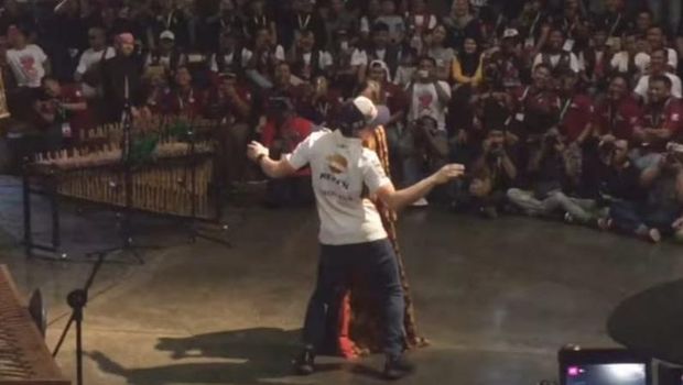 Pebalap MotoGP Marc Marquez berjoget diiringi lagu Despacito, di Bandung, Jabar, 9 Februari 2019.