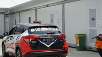 Marc Marquez pun dicegat menggunakan mobil HR-V dengan label Chief Medical Center. Dia pun masuk ke ruangan bersama tim medis. Foto: Doni Wahyudi