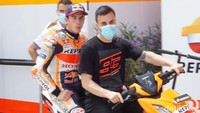 Raut wajah Marc Marquez ketika dibonceng menggunakan motor paddock Vario 160 Foto: Doni Wahyudi