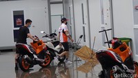 Marquez terlihat dalam kondisi baik. Menggunakan seragam Repsol Honda, topi dan celana pendek, Marquez terlihat dibebat perban pada siku kanannya.