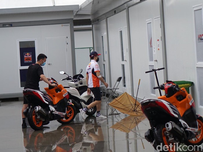 Marc Marquez di Sirkuit Mandalika usai mengalami kecelakaan