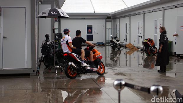 Marc Marquez di Sirkuit Mandalika usai mengalami kecelakaan