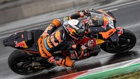 Rider Portugal itu keluar menjadi pemenang usai mencatat waktu 33 menit 27,223 detik. Oliveira bisa mengasapi Fabio Quartararo dan Johann Zarco, di posisi dua dan tiga. Kemenangan di Mandalika membuat Oliveira bisa menebus kesalahannya di seri pertama. Di MotoGP Qatar, rider berusia 27 tahun itu gagal finis sehingga gagal mendulang poin.