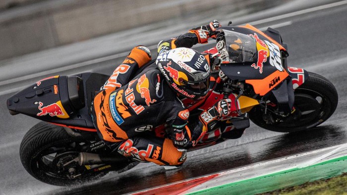 Miguel Oliveira Catat Sejarah, Juara Perdana MotoGP Mandalika LOMBOK, INDONESIA - MARCH 20: MotoGP rider Miguel Oliveira #88 of Portugal and Red Bull KTM Factory Racing celebrates with the trophy during the victory ceremony after winning the MotoGP Grand Prix of Indonesia at Mandalika International Street Circuit on March 20, 2022 in Lombok, Indonesia. (Photo by Robertus Pudyanto/Getty Images)