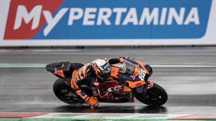 Miguel Oliveira Catat Sejarah, Juara Perdana MotoGP Mandalika LOMBOK, INDONESIA - MARCH 20: MotoGP rider Miguel Oliveira #88 of Portugal and Red Bull KTM Factory Racing celebrates with the trophy during the victory ceremony after winning the MotoGP Grand Prix of Indonesia at Mandalika International Street Circuit on March 20, 2022 in Lombok, Indonesia. (Photo by Robertus Pudyanto/Getty Images)