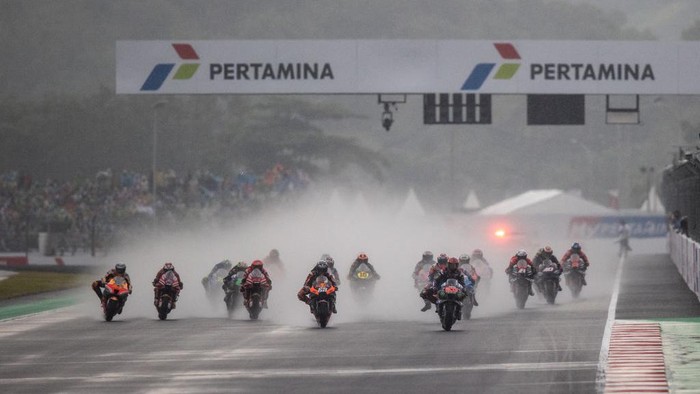 Miguel Oliveira Catat Sejarah, Juara Perdana MotoGP Mandalika LOMBOK, INDONESIA - MARCH 20: MotoGP rider Miguel Oliveira #88 of Portugal and Red Bull KTM Factory Racing celebrates with the trophy during the victory ceremony after winning the MotoGP Grand Prix of Indonesia at Mandalika International Street Circuit on March 20, 2022 in Lombok, Indonesia. (Photo by Robertus Pudyanto/Getty Images)