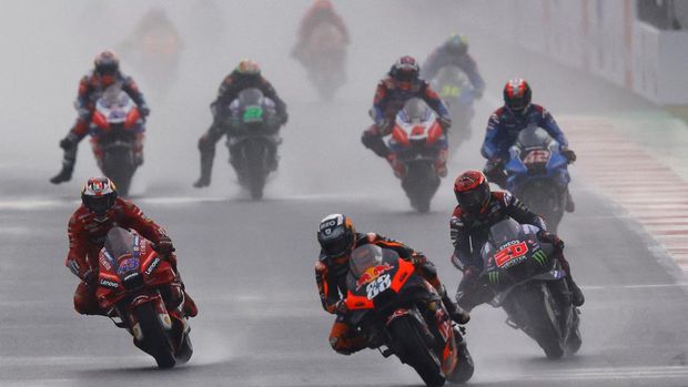 Miguel Oliveira dari Red Bull KTM Factory Racing beraksi dengan Jack Miller dari Ducati Lenovo dan Fabio Quartararo dari Monster Energy Yamaha MotoGP saat balapan MotoGP di Sirkuit Pertamina Mandalika, Lombok, NTB, Minggu (20/3/2022). (REUTERS/Willy Kurniawan)