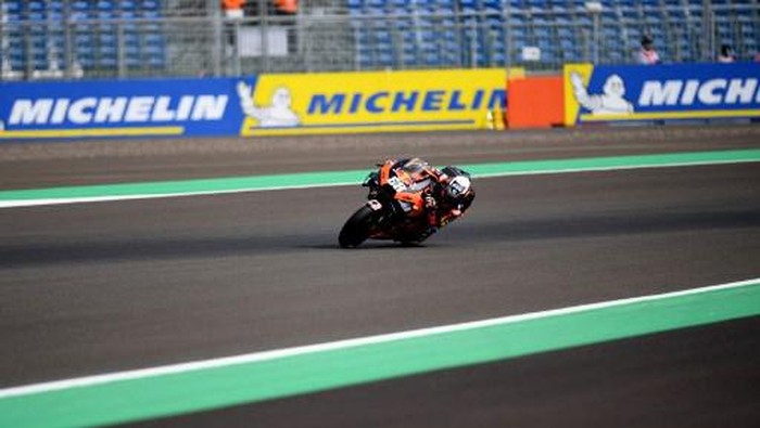 Red Bull KTM Factory Racing's Portuguese rider Miguel Oliveira rides during the practice session for the Indonesian Grand Prix MotoGP race at the Mandalika International Circuit at Kuta Mandalika in Central Lombok on March 18, 2022. (Photo by SONNY TUMBELAKA / AFP)