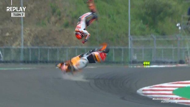 Momen pembalap Spanyol Marc Marquez crash saat sesi pemanasa MotoGP Mandalika di Pertamina Mandalika International Street Circuit, Minggu (20/3/2022). (Tangkapan Layar via Twitter @MotoGP)
