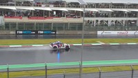 Pertamina Grand Prix of Indonesia atau MotoGP Mandalika akhirnya berjalan dengan kondisi sirkuit basah setelah diguyur hujan. Foto: Luthfi Anshori/detikOto