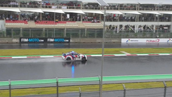Momen safety car MotoGP mondar-mandir di Sirkuit Mandalika untuk memastikan keamanan trek utama (20/3/2022)