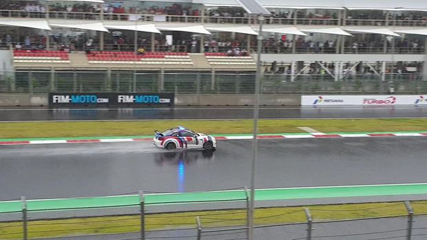 Momen safety car MotoGP mondar-mandir di Sirkuit Mandalika untuk memastikan keamanan trek utama (20/3/2022)