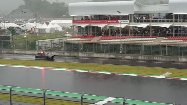 Momen safety car MotoGP mondar-mandir di Sirkuit Mandalika untuk memastikan keamanan trek utama (20/3/2022)