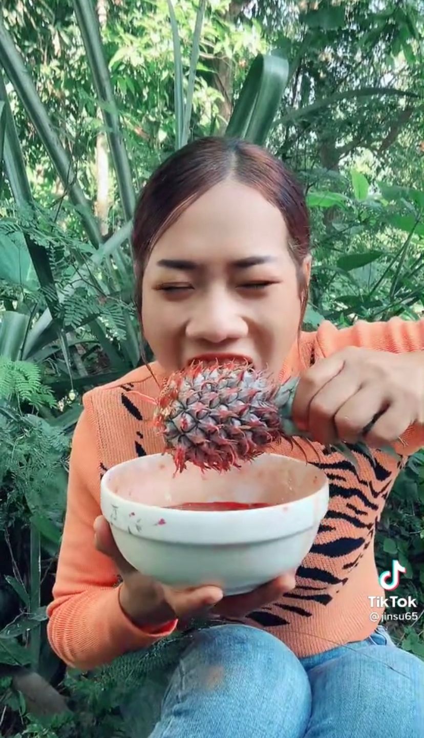 Ngilu! Wanita Thailand Ini Mukbang Makan Nanas Utuh Digigit Langsung