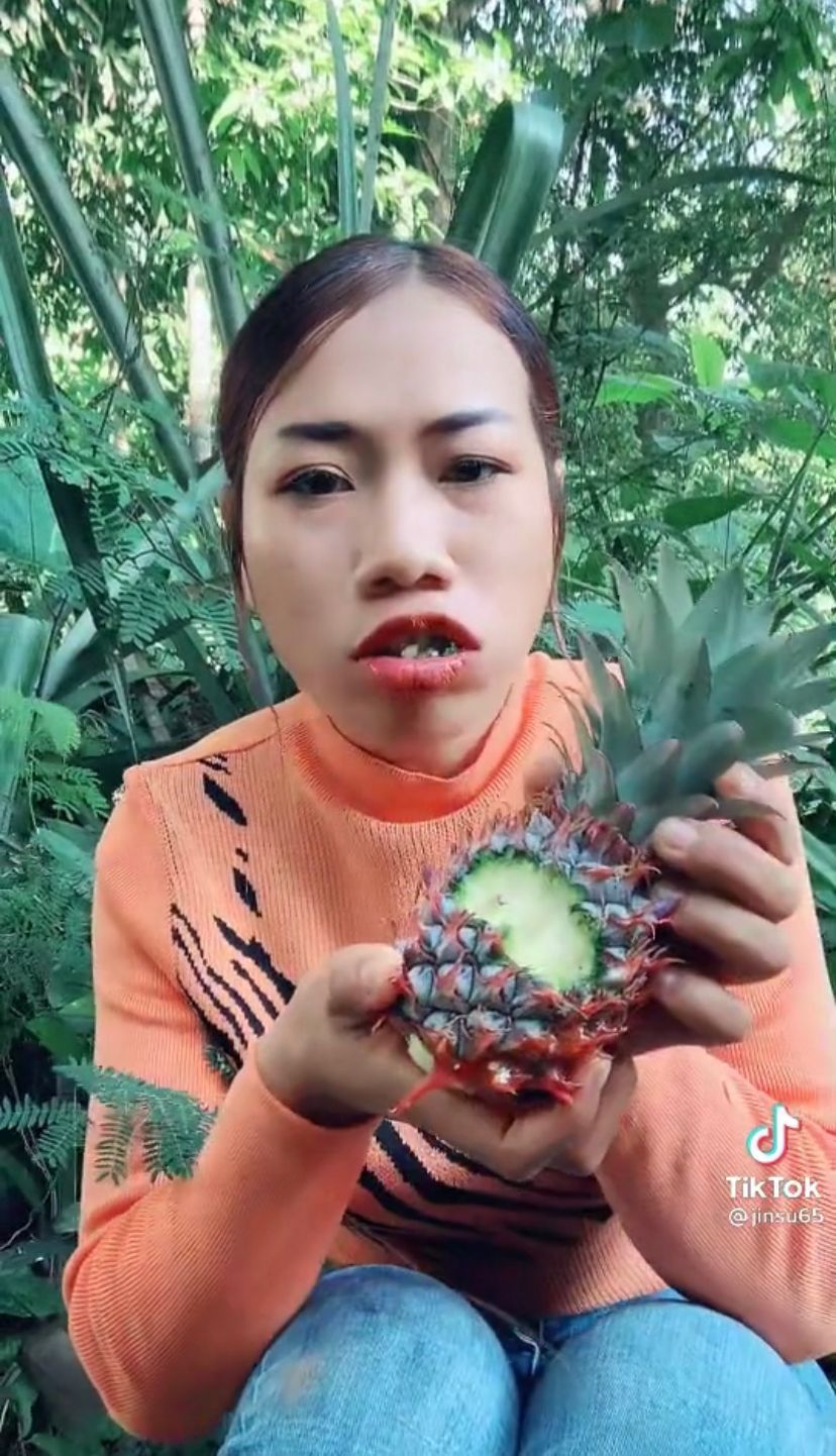 Ngilu! Wanita Thailand Ini Mukbang Makan Nanas Utuh Digigit Langsung