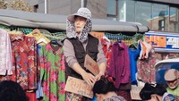Ia kemudian bertemu dengan Lee Dong Seok (Lee byung Hun) yang menjual barang-barang dari truknya di pulau itu. Foto: (dok. Instagram @tvn_drama)