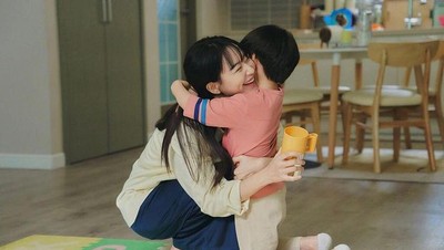 Potret Shin Min Ah Jadi Ibu di Our Blues