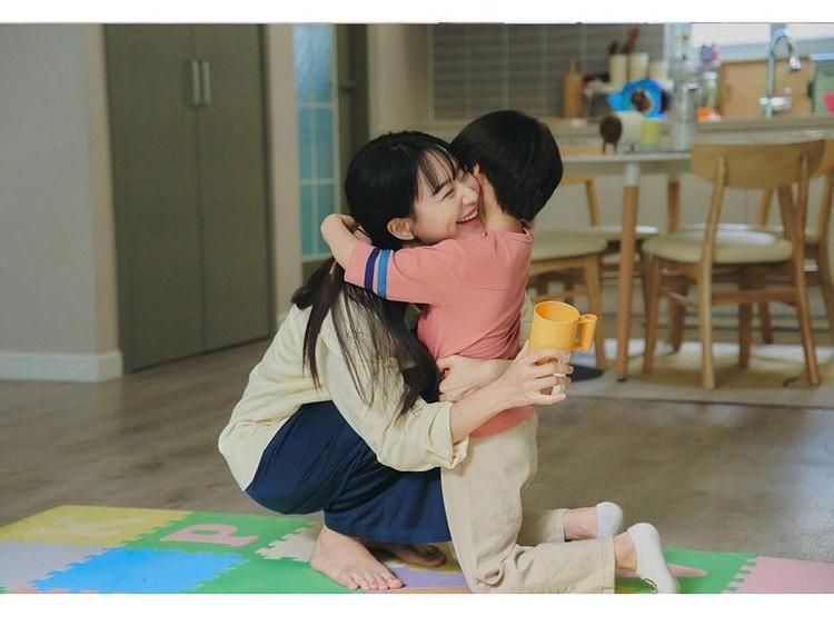 Potret Shin Min Ah Jadi Ibu di Our Blues