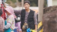Bagaimana kisah mereka akan berlanjut? Our Blues mulai tayang 9 April 2022. Foto: (dok. Instagram @tvn_drama)