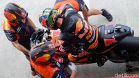 Brad Binder bersiap jelang pemanasan MotoGP Mandalika. Foto: Novi/detikcom