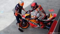 Marc Marquez sebelum mengalami crash di sesi pemanasan MotoGP Mandalika. Foto: Novi/detikcom