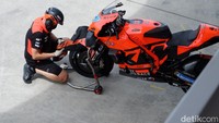 Kru Tech3 KTM membuka penutup ban Remy Gardner. Foto: Novi/detikcom