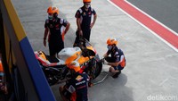 Kru Repsol Honda mempersiapkan motor Pol Espargaro. Foto: Novi/detikcom