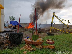 Asap Hitam Membumbung di Mandalika, Disebut Aksi Pawang Hujan