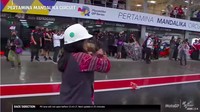 Tampak sejumlah kru MotoGP juga mengabadikan Rara beraksi. Foto: Youtube MotoGP