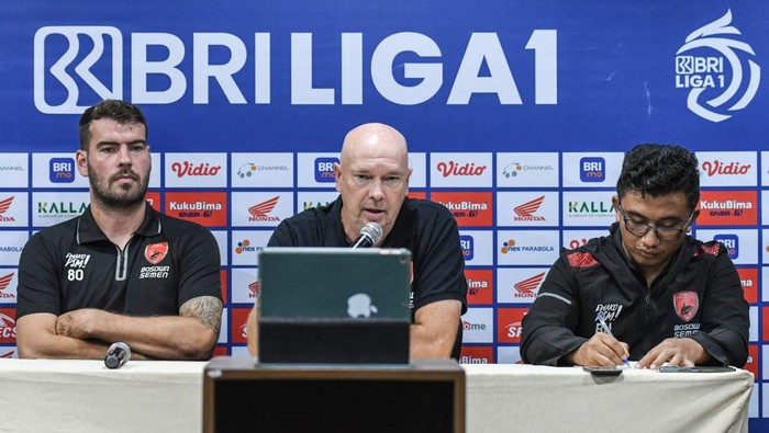 Pelatih PSM Makassar, Joop Gall saat sesi konferensi pers jelang laga lawan Persija Jakarta
